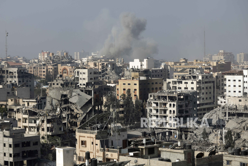 Asap mengepul pasca serangan udara Israel di Kota Gaza,Palestina, Kamis (9/11/2023).