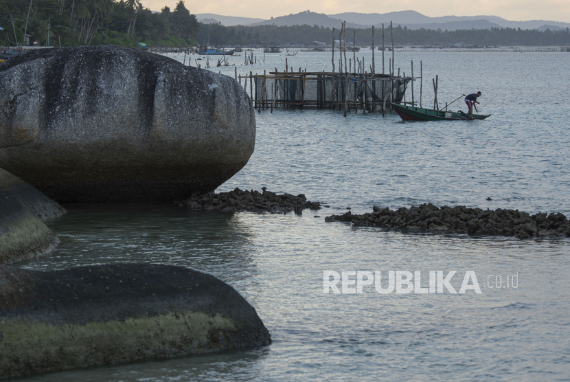 Nelayan mencari ikan di antara tumpukan batuan granit di perairan kawasan situs geologi Alif Stone Park di Bunguran Timur, Kabupaten Natuna, Kepulauan Riau, Kamis (12/11/2020).