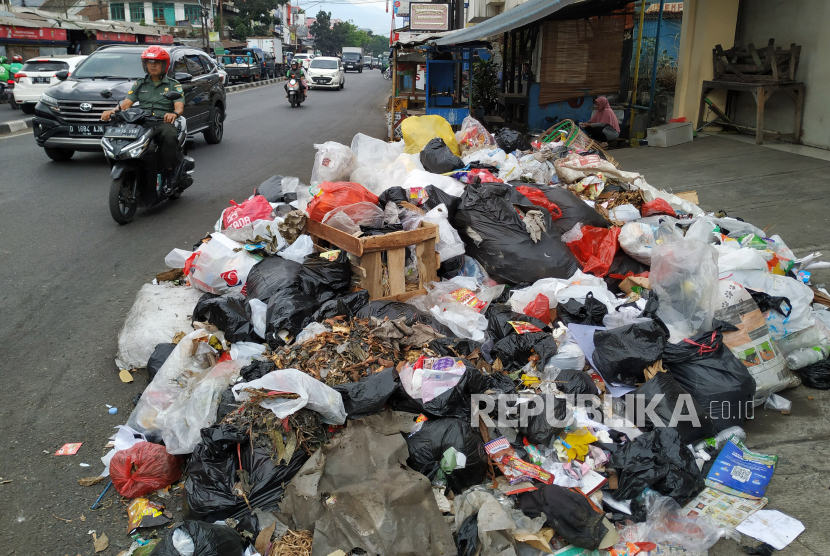 Sampah menumpuk di pinggir Jalan Ahmad Yani, Kota Bandung, Rabu (30/8/2023). Pemprov Jabar menyiapkan 2 hektare lahan sementara untuk mengatasi tumpukan sampah.