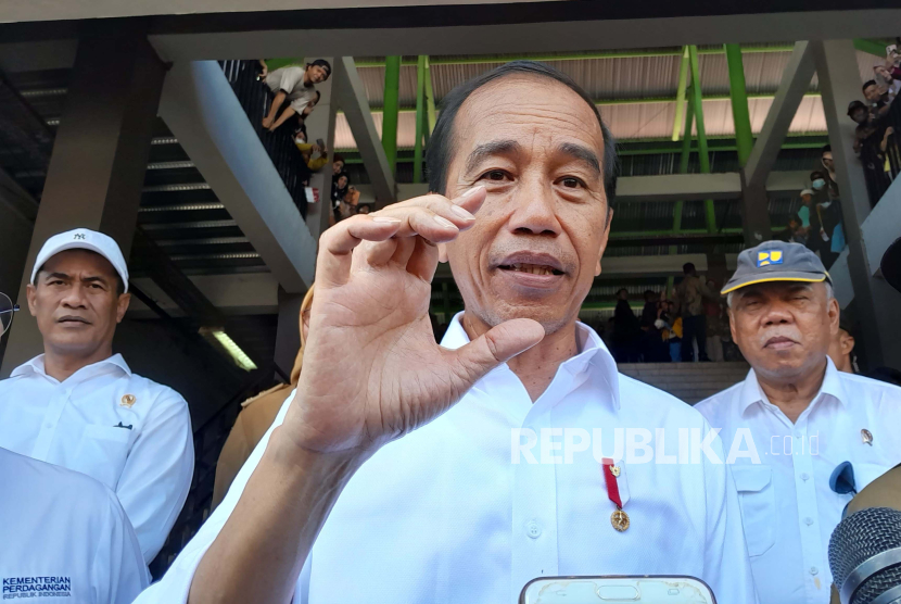 Presiden Jokowi saat memberikan keterangan pers di Pasar Seketeng, Sumbawa Besar, Kamis (2/5/2024).
