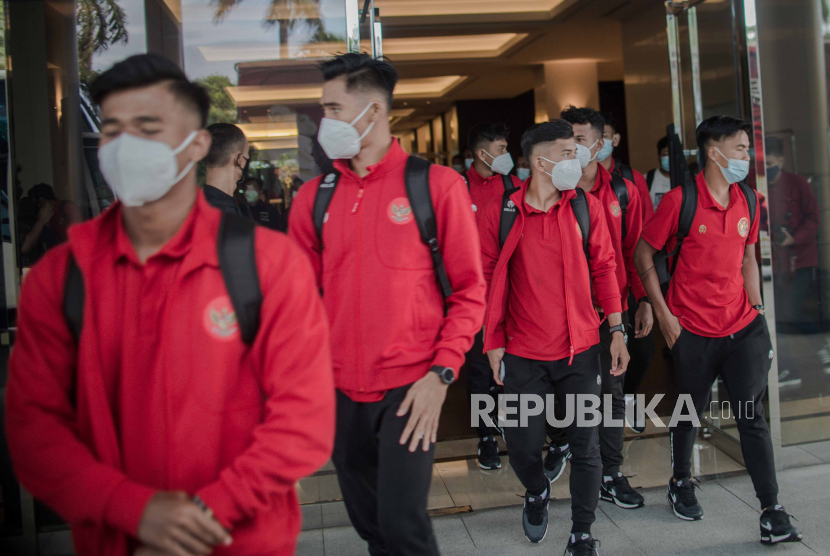 Sejumlah Pemain Timnas U-19 Indonesia berjalan usai Pelepasan di Jakarta, Sabtu (26/12). Timnas U-19 Indonesia kembali melanjutkan Training Camp ke Spanyol meski perhelatan Piala Dunia U-20 2021 yang diselenggarakan di Indonesia dibatalakan oleh FIFA akibat pandemi Covid-19 secara global tidak terkendali. Republika/Thoudy Badai