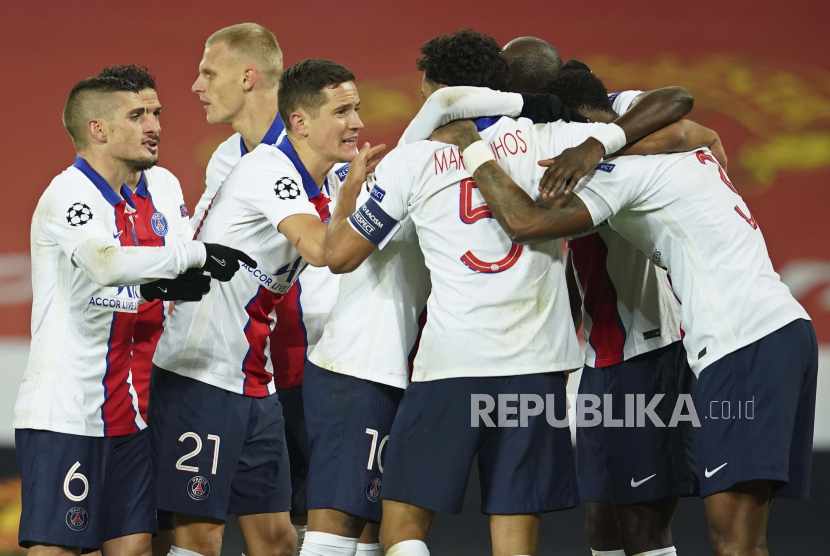 Para pemain PSG merayakan gol ke gawang Manchester United di Grup H Champions di Stadion Old Trafford, Kamis (3/12) dini hari WIB.