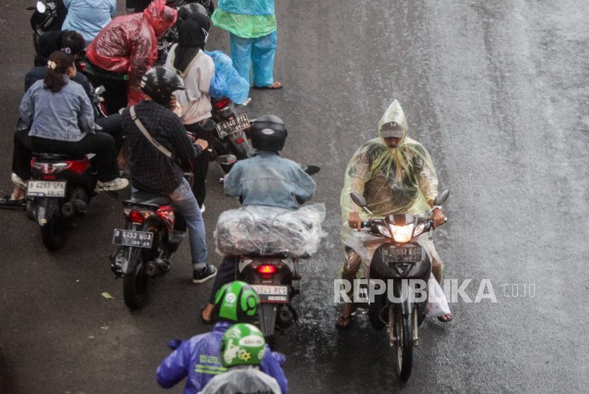 Pengendara motor memakai jas hujan saat hujan mengguyur kawasan jalan Ciledug Raya, Kebayoran Lama, Jakarta Selatan, Kamis (11/1/2024). BMKG memprediksi cuaca untuk awal tahun 2024 berpotensi mengalami curah hujan sedang hingga sangat tinggi di sejumlah wilayah di Indonesia.
