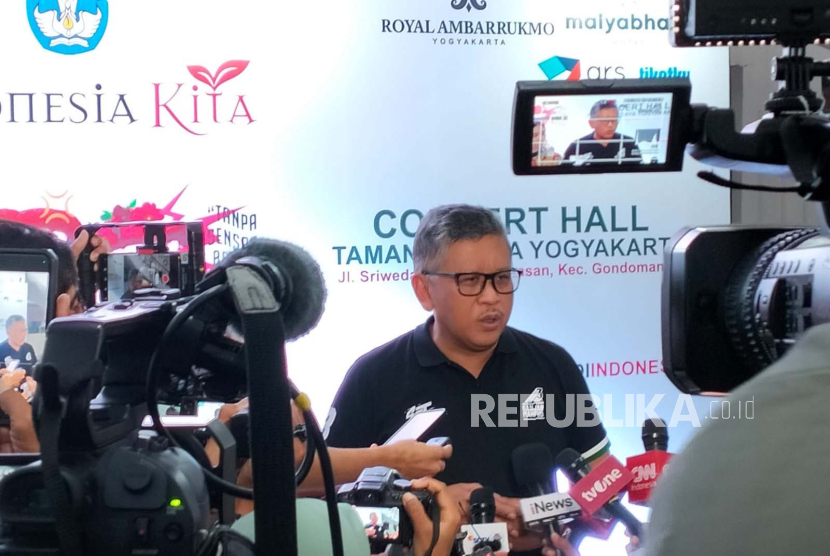 Sekjen PDIP Hasto Kristiyanto menyampaikan keterangan kepada pers di Yogyakarta, Rabu (24/1/2024) malam. 