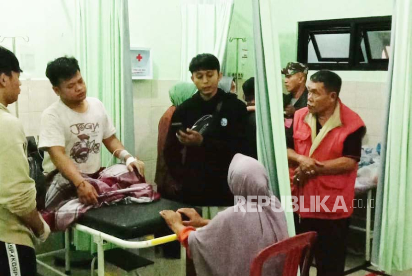 Korban longsor di Subang yang mengalami luka ringan di Puskesmas Cisalak, Ahad (7/1/2024). 