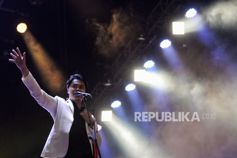 Grup band Reality Club saat tampil dalam gelaran Pestapora di JIExpo Kemayoran, Jakarta, Ahad (24/9/2023). Dalam penampilannya Reality Club membuka panggung Boss Stage dengan dengan membawakan lagu berjudul Tell Me I