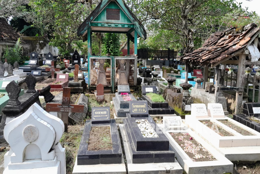 Suasana TPU yang berlokasi di Belakang Masjid Kuncen, Kelurahan Pakuncen, Kecamatan Wirobrajan, Kota Yogyakarta. TPU tersebut terbagi atas beberapa pemakaman yakni Kompleks Makam HOS Cokroaminoto, TPU Pracimalaya dan TPU Pracimalaya-Kuncen.  