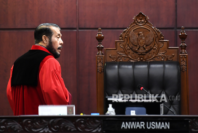 Ketua Majelis Hakim Mahkamah Konstitusi (MK) Anwar Usman meninggalkan ruangan usai memimpin jalannya sidang Pengujian Materiil Undang-Undang di di Gedung MK, Jakarta, Selasa (22/8/2023).