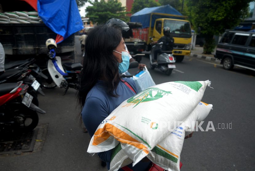 Warga mengambil beras bantuan pangan pemerintah di Kecamatan Danurejan, Yogyakarta, Rabu (7/6/2023). 