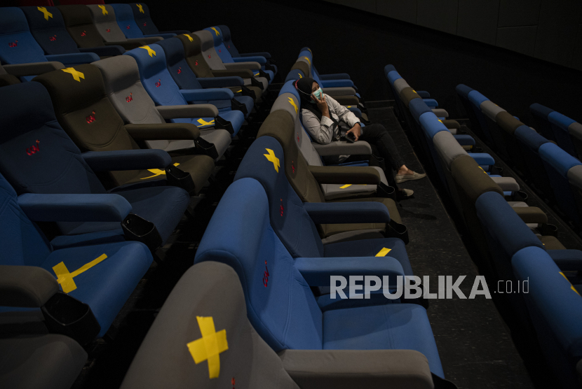 Pengunjung menyaksikan film yang diputar di salah satu bioskop di Palembang, Sumatera Selatan, Rabu (4/11/2020). Pemerintah Kota Palembang kembali mengizinkan bioskop kembali beroperasi dengan menerapkan protokol kesehatan COVID-19. 