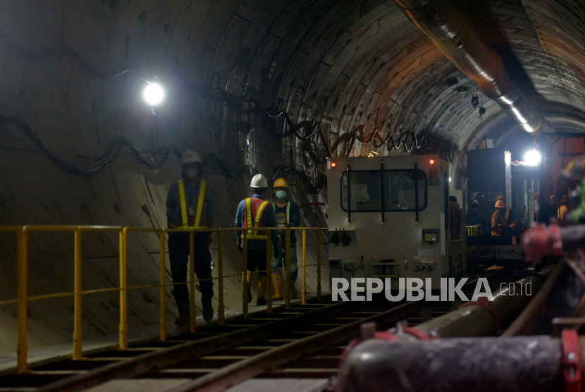Sejumlah pekerja menyelesaikan pengerjaan konstruksi terowongan Mass Rapid Transit (MRT) CP 201 (Stasiun Thamrin dan Monas) fase 2A di kawasan Thamrin, Jakarta, Selasa (24/5/2022). Per 15 Mei 2022, perkembangan pembangunan fisik CP 201 CP 201 (Stasiun Thamrin dan Monas) fase 2A tersebut telah mencapai 38,80 persen. Prayogi/Republika
