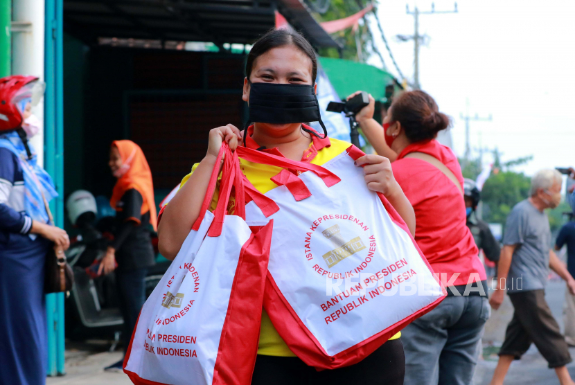 Warga membawa sembako bantuan Presiden Joko Widodo (ilustrasi)