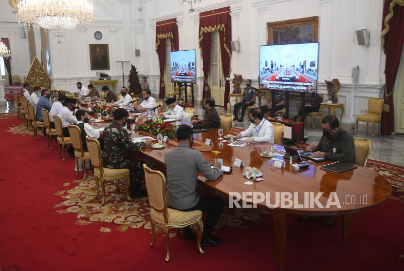 Presiden Joko Widodo (kelima kanan) meminta jajaran menterinya mengambil langkah extraordinary menangani Covid-19. Tanpa langkah terobosan Presiden mungkin melakukan reshuffle atau perombakan kabinet.