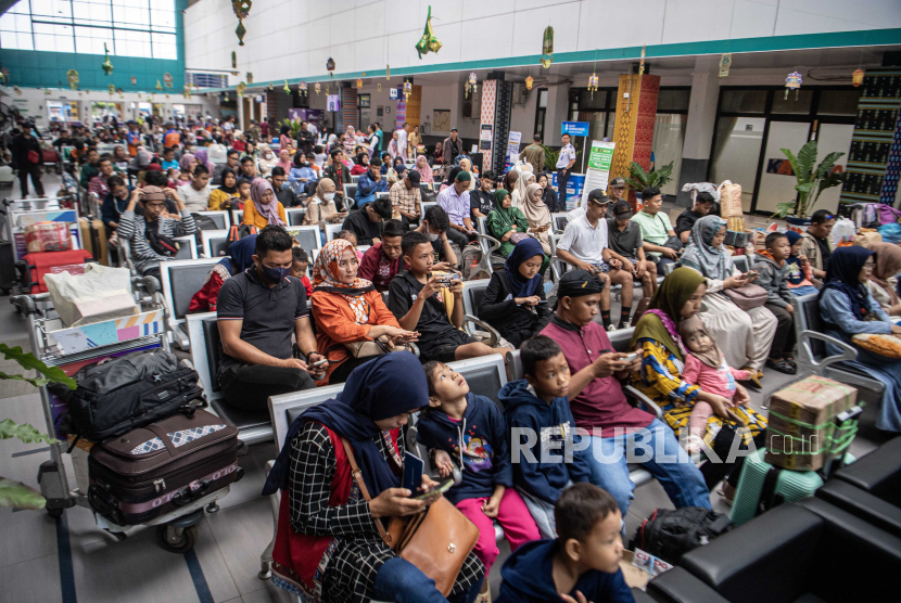 Sejumlah pemudik menunggu jadwal keberangkatan di Stasiun Kertapati Palembang, Sumatera Selatan, Selasa (9/4/2024). 
