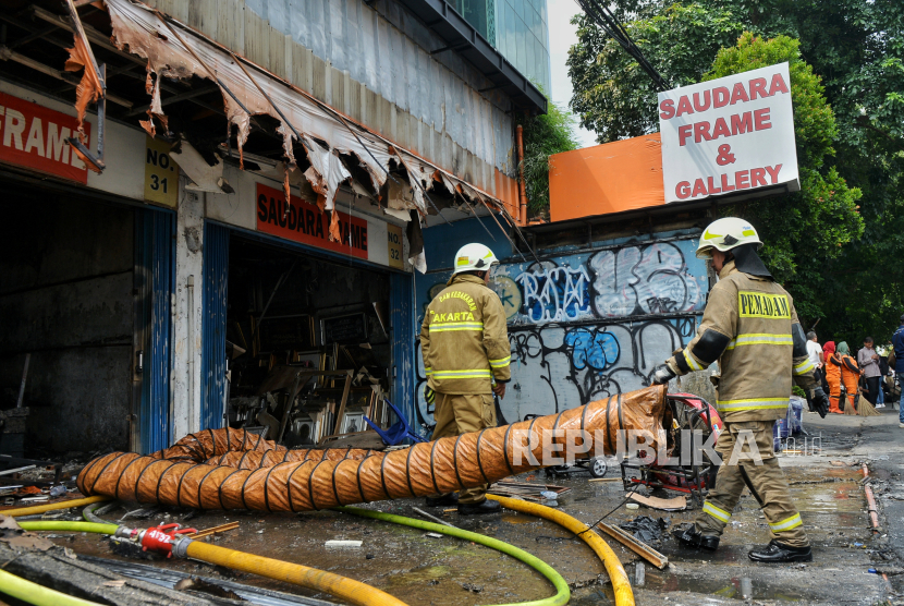 Lokasi kebakaran di Jalan Mampang Prapatan, Jakarta Selatan, Jumat (19/4/2024). 7 korban tewas kebakaran di Mampang merupakan 4 orang sekeluarga dan 3 ART.