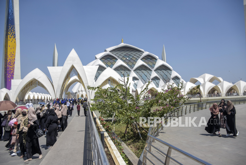 Warga mengunjungi Masjid Raya Al Jabbar (MRAJ) di Gedebage, Kota Bandung, Jawa Barat, Kamis (28/9/2023). Masjid Raya Al Jabbar yang diresmikan pada akhir tahun 2022 dan direkomendasikan sebagai masjid terindah terbaik tahun 2023 tersebut ramai dikunjungi wisatawan saat liburan Maulid Nabi Muhammad SAW.