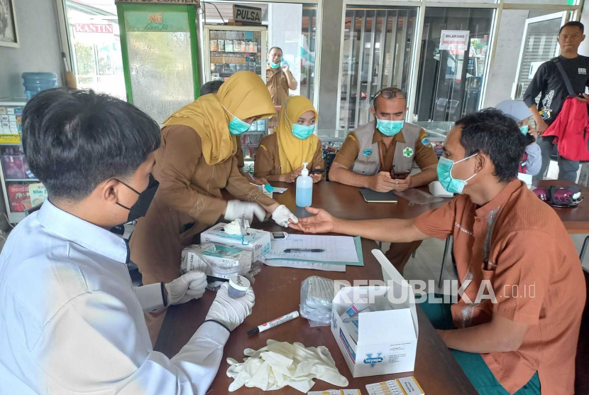 Sejumlah supir bus menjalani pemeriksaan kesehatan dan tes urine di Pul Bus Budiman, Kota Tasikmalaya, Senin (17/4/2023).
