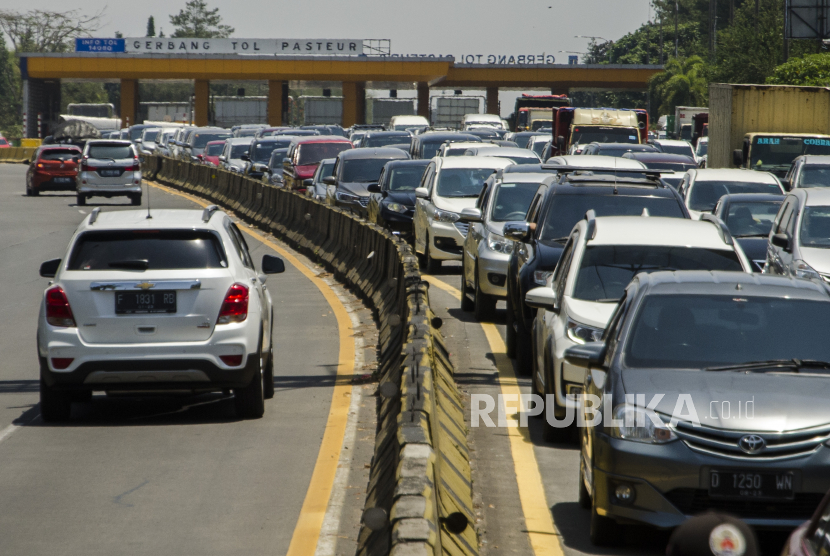 Suasana kendaraan yang melaju menuju Kota Bandung usai keluar Gerbang Tol Pasteur. Pemprov Jabar sebut pembangunan tol dalam kota Bandung (BIUTR) dipegang pusat.