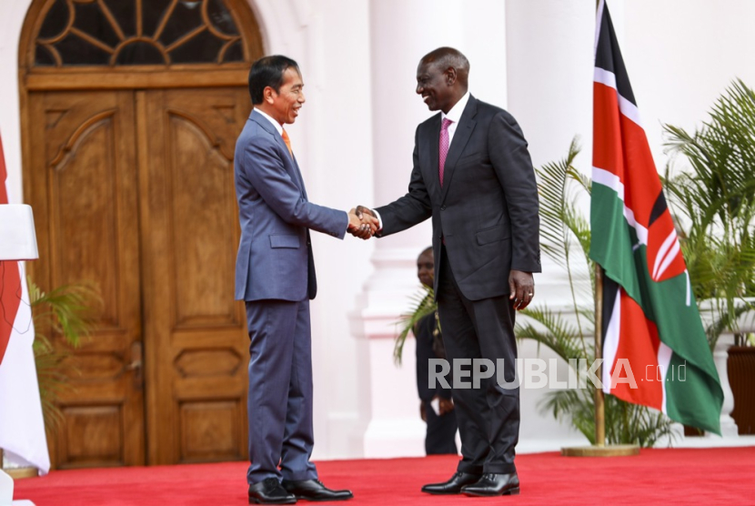 President of Indonesia Joko Widodo (L) shakes hands with his Kenyan counterpart William Ruto during a joint press conference after holding bilateral talks at Statehouse in Nairobi, Kenya, 21 August 2023. Widodo is on a state visit to Kenya making him the first Head of State of Indonesia to visit Kenya. During their bilateral talks, they agreed on areas of cooperation and witnessed the signing of four Memoranda of Understanding and a letter of intent to strengthen commercial collaboration and the promotion of investment between the two countries.  