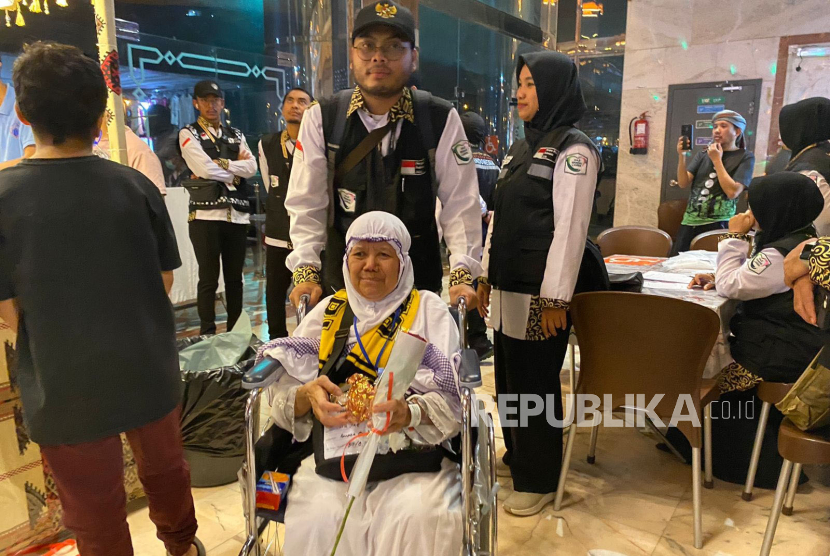 Petugas mendorong calon jamaah haji Indonesia di kursi roda di Makkah, Jumat (24/5/2024).