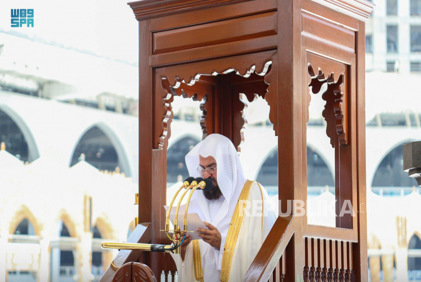 Imam Masjidil Haram, Abdul Rahman Al-Sudais, memberikan khutbah saat salat Jumat di Masjidil Haram selama bulan suci Ramadhan, di kota suci Mekah, Arab Saudi, 16 April 2021.