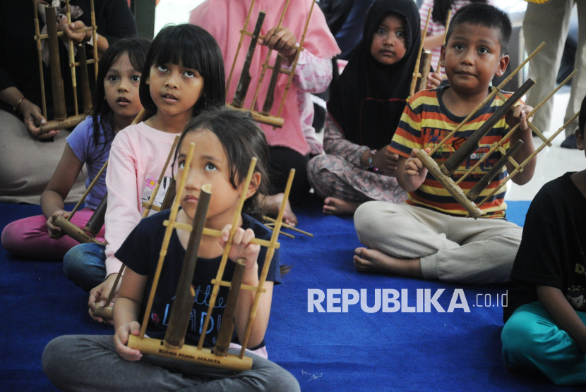 Sejumlah anak mengikuti latihan angklung. Musik memiliki manfaat yang besar bagi anak.