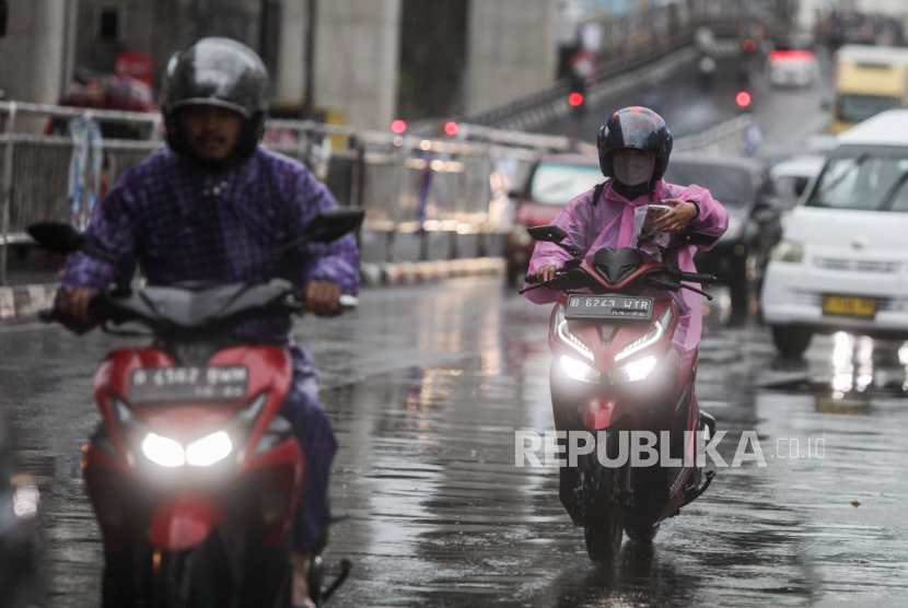 Pengendara motor memakai jas hujan saat hujan mengguyur kawasan jalan Ciledug Raya, Kebayoran Lama, Jakarta Selatan, Kamis (11/1/2024). BMKG memprediksi cuaca untuk awal tahun 2024 berpotensi mengalami curah hujan sedang hingga sangat tinggi di sejumlah wilayah di Indonesia.