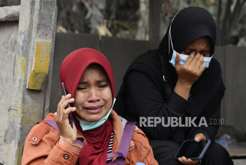 Sejumlah keluarga korban menanti informasi terkait keluarganya yang hilang saat erupsi Gunung Semeru di Desa Sumberwuluh, Lumajang, Jawa Timur, Senin (6/12/2021). Berdasarkan laporan Badan Nasional Penanggulangan Bencana (BNPB), jumlah korban meninggal hingga pukul 11.10 WIB hari ini  berjumlah 15 orang dan 27 orang masih dalam proses pencarian. 