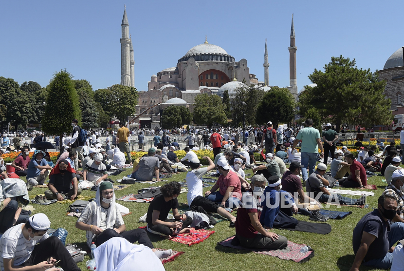 Setia menunggu di distrik bersejarah Sultanahmet Istanbul, di luar era Bizantium Hagia Sophia, Jumat, 24 Juli 2020. 
