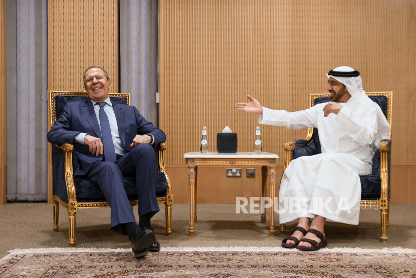 Foto selebaran yang disediakan oleh layanan pers Kementerian Luar Negeri Rusia menunjukkan Menteri Luar Negeri Rusia Sergei Lavrov (kiri) dan Menteri Luar Negeri dan Kerjasama Internasional UEA Sheikh Abdullah bin Zayed Al Nahyan (kanan) mengadakan pertemuan di Riyadh, Arab Saudi , 01 Juni 2022.