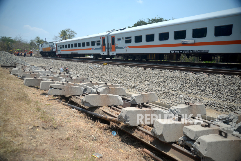 Bantalan rel kereta yang rusak dan sudah diganti imbas anjloknya KA Argo Semeru di Stasiun Kalimenur, Sentolo, Kulonprogo, DI Yogyakarta.