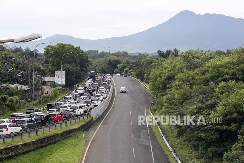 Antrean kendaraan memasuki kawasan wisata Puncak, Ciawi, Kabupaten Bogor, Jawa Barat.