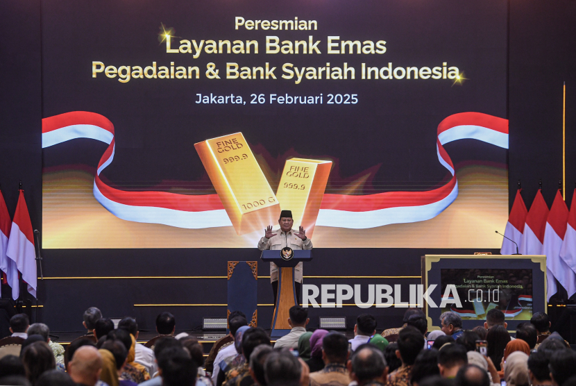 Presiden Prabowo Subianto menyampaikan pidato saat peresmian Layanan Bank Emas Pengadaian dan Bank Syariah Indonesia di The Gade Tower, Jakarta, Rabu (26/2/2025).