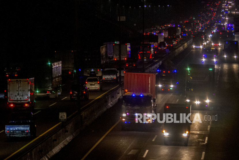 Sejumlah kendaraan melaju di jalan Tol Jakarta - Cikampek, Karawang, Jawa Barat, Selasa (26/4/2022) dini hari. Arus lalu lintas di jalan tol Jakarta - Cikampek terpantau mulai ramai pada H- 6 Lebaran 2022. 