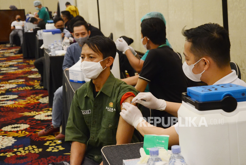 Presiden Joko Widodo (Jokowi) menyampaikan, hingga saat ini vaksin yang tersedia untuk program vaksinasi gotong royong baru mencapai 420 ribu dosis.