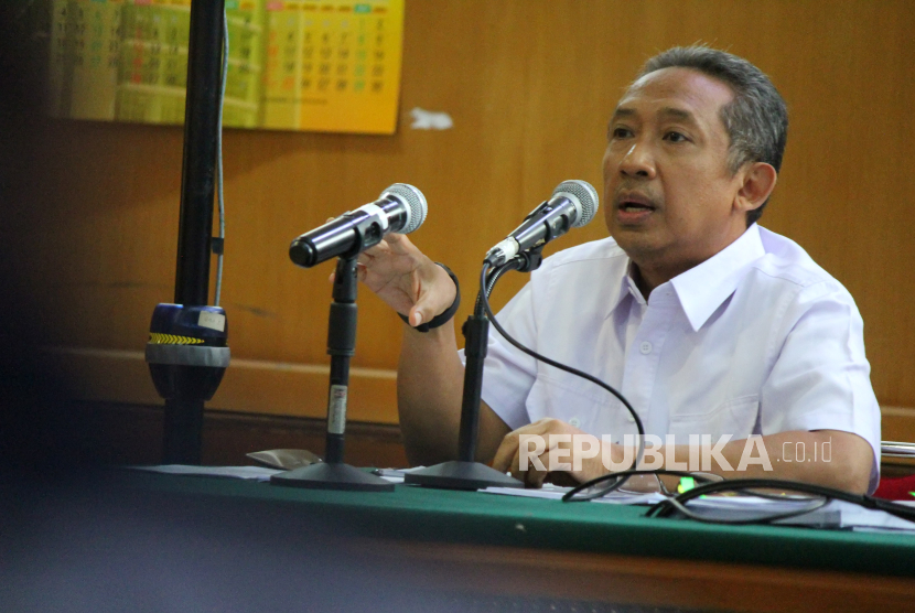 Wali Kota Bandung non aktif Yana Mulyana menjalani persidangan. 