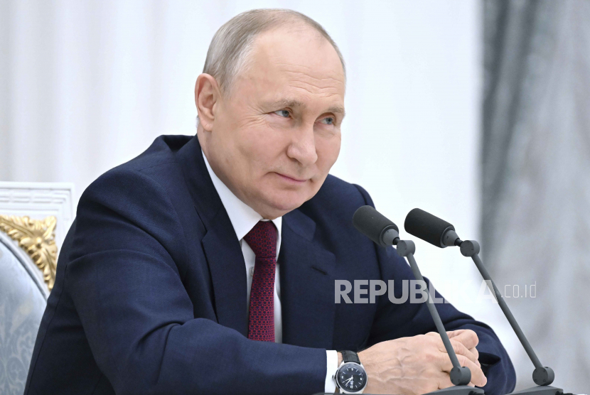 Presiden Rusia Vladimir Putin menegaskan Rusia akan terus menentang sanksi-sanksi Barat.