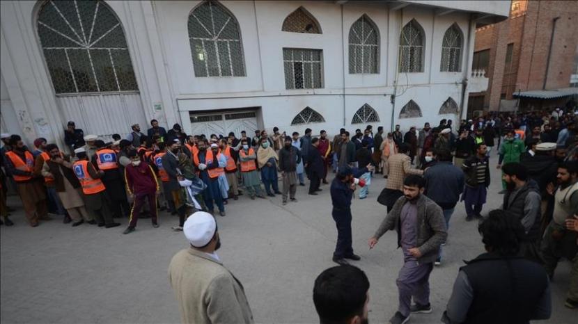 Korban tewas akibat serangan bom bunuh diri pada Senin (30/1/2023) kemarin di sebuah masjid di dalam markas polisi di kota Peshawar, Pakistan utara, bertambah menjadi 93 orang, setelah 26 mayat lagi ditemukan di antara puing-puing