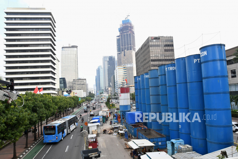 Sejumlah pekerja menyelesaikan pembangunan jalur kereta MRT di Jalan MH Thamrin, Jakarta Pusat, Kamis (28/7/2022).