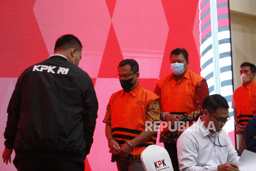 Tiga orang tersangka Pejabat Kabupaten Pemalang di Gedung Merah Putih KPK Jakarta, Selasa (27/6/2023). KPK menahan tiga pejabat di lingkungan Pemkab Pemalang dalam kasus jual beli jabatan.