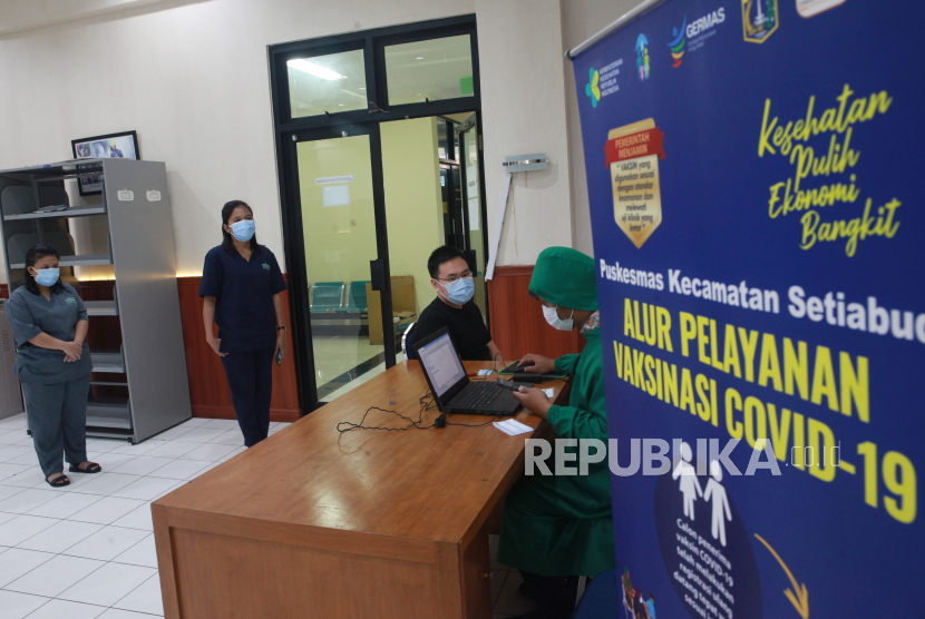 Tenaga kesehatan melayani untuk vaksinasi Covid-19 Sinovac tahap kedua di Puskesmas Setiabudi, Jakarta Selatan, Kamis (28/1/2021). Saat ini, Puskesmas Setiabudi mulai melayani vaksinasi booster bagi mereka yang sudah vaksin dua kali.