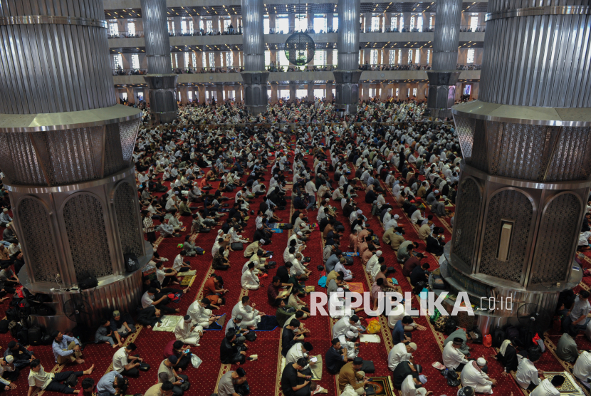 Jamaah melaksanakan sholat di Masjid Istiqlal, Jakarta. Panduan Doa dan Amalan Nisfu Sya'ban, Malam Dimana Doa tak Tertolak