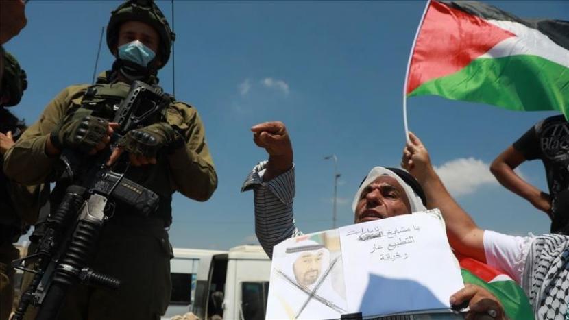 Para demonstran Palestina meneriakkan slogan-slogan yang menolak perjanjian normalisasi, yang mereka gambarkan sebagai 