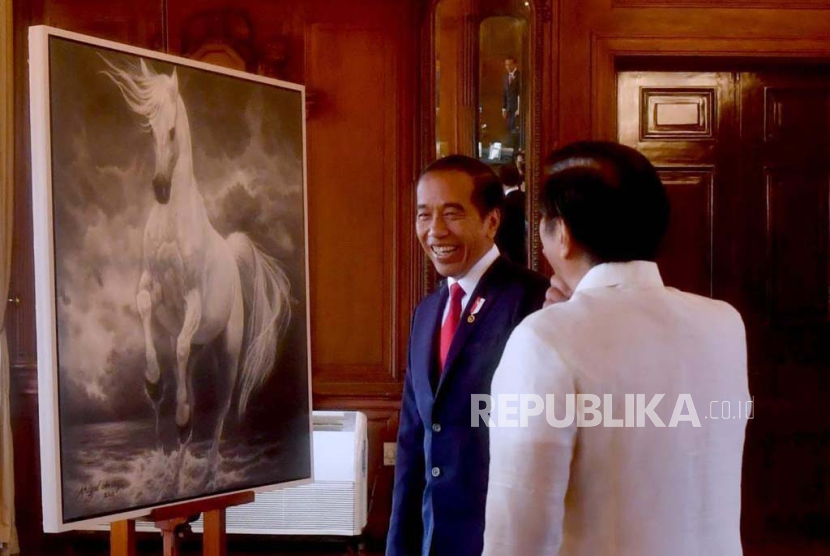 Presiden Joko Widodo (Jokowi) saat melakukan pertemuan bilateral dengan Presiden Filipina Ferdinand Marcos di Istana Malacanang, Manila, Rabu (10/1/2024). Dalam pertemuan ini, kedua pemimpin negara sepakat untuk meningkatkan kerja sama di bidang politik dan keamanan hingga ekonomi.