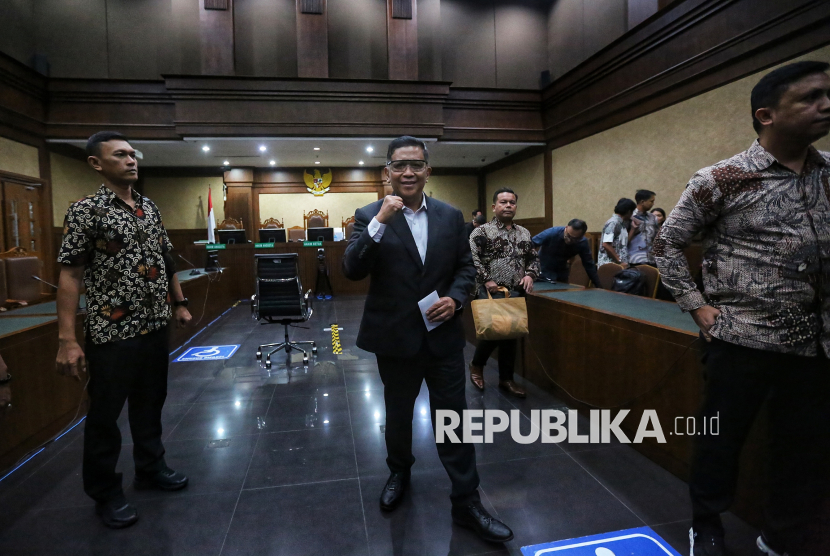 Sekjen PDIP Hasto Kristiyanto usai menjalani sidang pembacaan putusan di Pengadilan Tipikor, Jakarta, Jumat (25/7/2025). Majelis hakim menjatuhkan vonis 3 tahun 6 bulan serta denda Rp250 juta subsider pidana kurungan selama 3 bulan terhadap Hasto Kristiyanto karena dinilai terbukti bersalah terkait pengurusan pergantian antarwaktu (PAW) anggota DPR periode 2019-2024 untuk Harun Masiku.