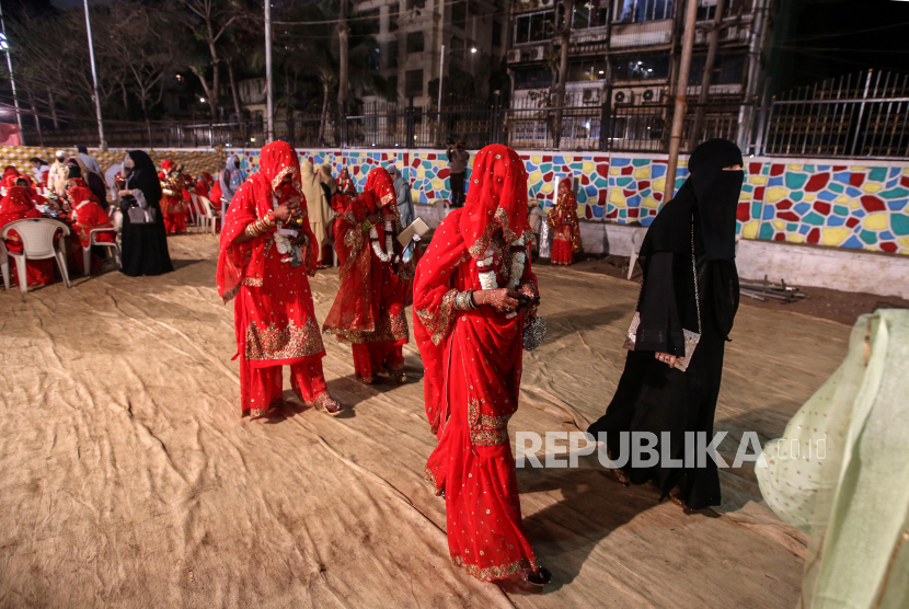 India Peringati 1 Agustus sebagai Hari Hak Muslimah. Pengantin wanita muslim mengenakan pakaian pengantin tradisional pada acara nikah massal di Mumbai India, Sabtu (14/2).  Sekitar 63 pasangan yang tergolong tidak mampu menikah pada acara ini. 