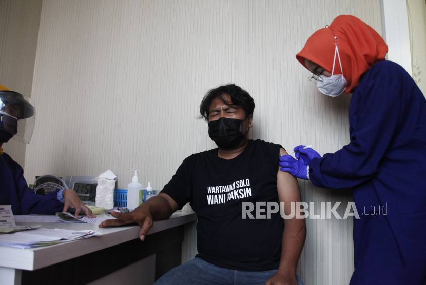Petugas medis menyuntikan vaksin COVID-19 CoronaVac dosis kedua di Rumah Sakit PKU Muhammadiyah Solo, Jawa Tengah. Sebanyak 60 Rumah Sakit Muhammadiyah Aisyiyah (RSMA) di seluruh Indonesia sudah melaksanakan program vaksinasi bagi 68 ribu warga masyarakat yang sudah menjadi target.