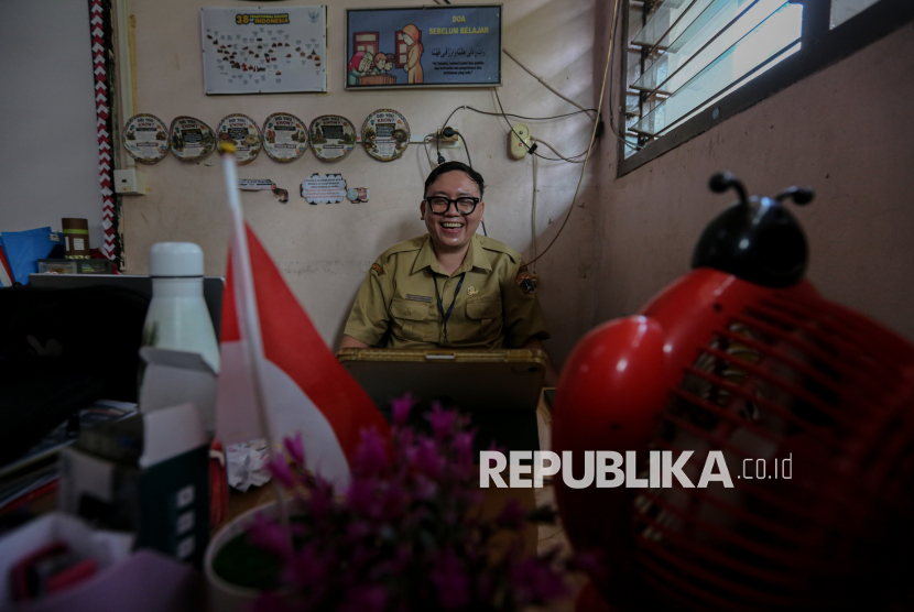 Guru memberikan materi pembelajaran secara daring kepada murid di SDN Pejaten Barat 01 Pagi, Jakarta, Senin (7/9/2026). Pemerintah Provinsi DKI Jakarta menerapkan pembelajaran jarak jauh (PJJ) hingga pemberitahuan selanjutnya untuk mengantisipasi sebaran abu vulkanik Gunung Anak Krakatau yang terdeteksi di wilayah DKI Jakarta.