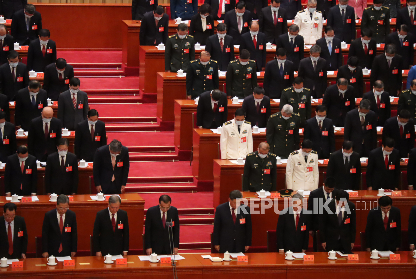 Presiden China Xi Jinping (lima kiri) dan Perdana Menteri Li Keqiang (empat kiri) mengheningkan cipta bersama jajaran Komite Pusat Partai Komunis China (CPC) dalam mengawali rangkaian pembukaan Kongres Nasional ke-20 CPC di Balai Agung Rakyat, Beijing, China, Ahad (16/10/2022). Kongres yang berlangsung hingga 22 Oktober tersebut mengagendakan amandemen UU CPC, penyampaian laporan kerja Komite Pusat ke-19 CPC, memilih anggota Komite Pusat CPC, dan memilih anggota Komisi Pusat CPC untuk Pengawasan Disiplin (CCDI) periode lima tahun mendatang. 