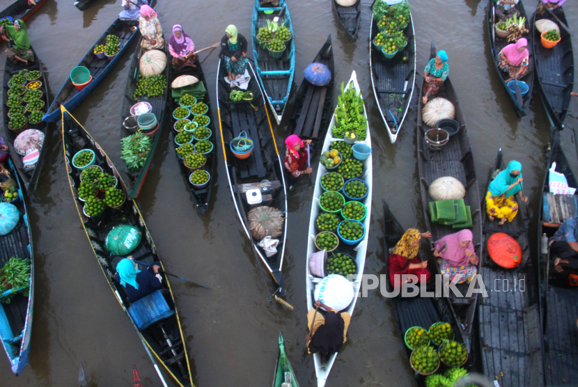 Pedagang menjajakan dagangannya dari atas perahu di Pasar Terapung Lok Baintan, Kabupaten Banjar, Kalimantan Selatan.